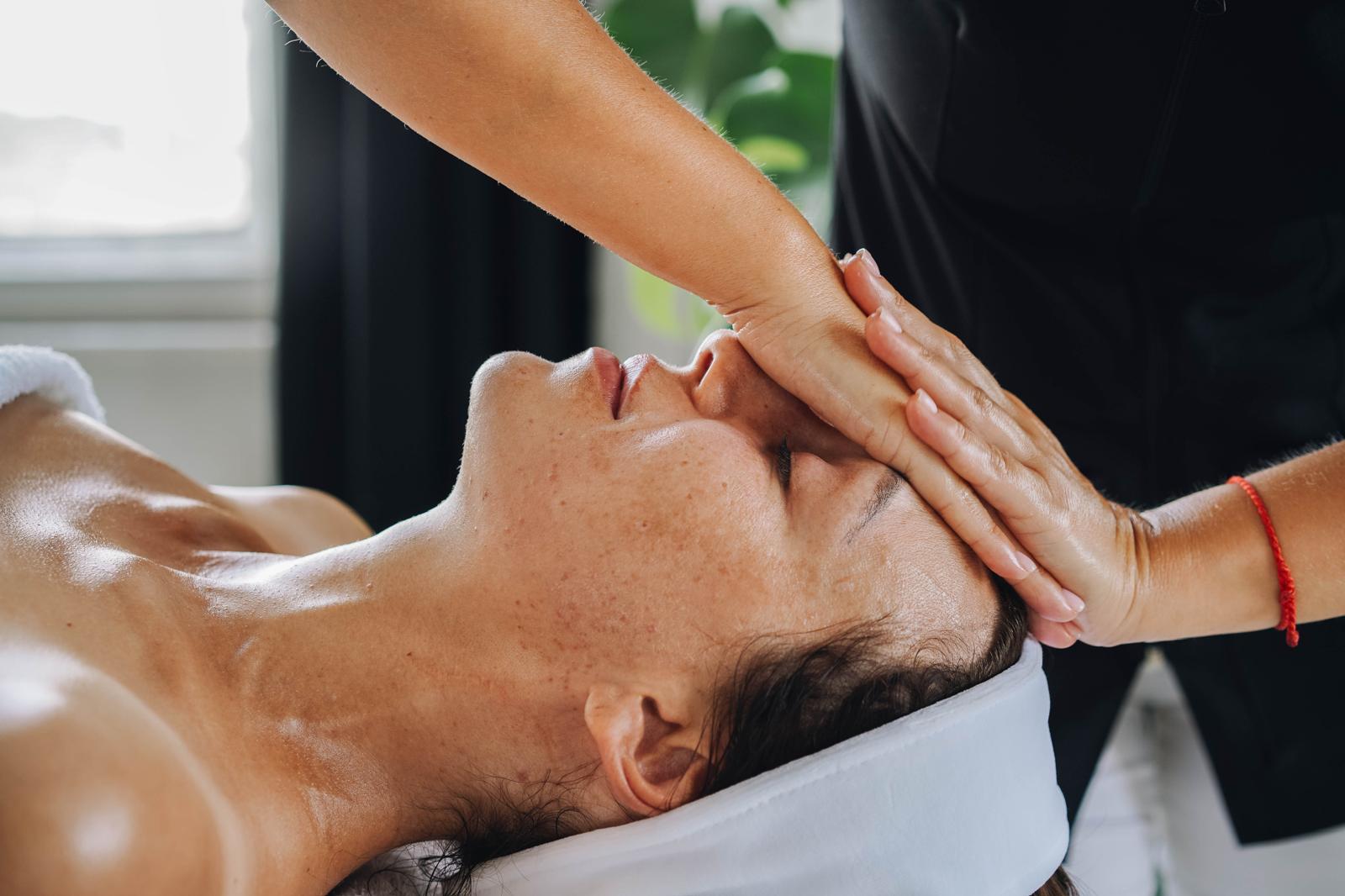 Maeva réalisant un soin du visage